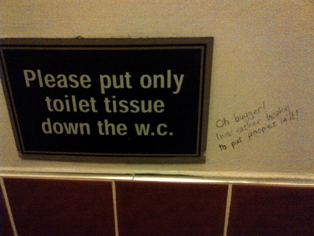 영국의 흔한 남자 화장실 낙서.jpg ㅊㅈㄹ봐라