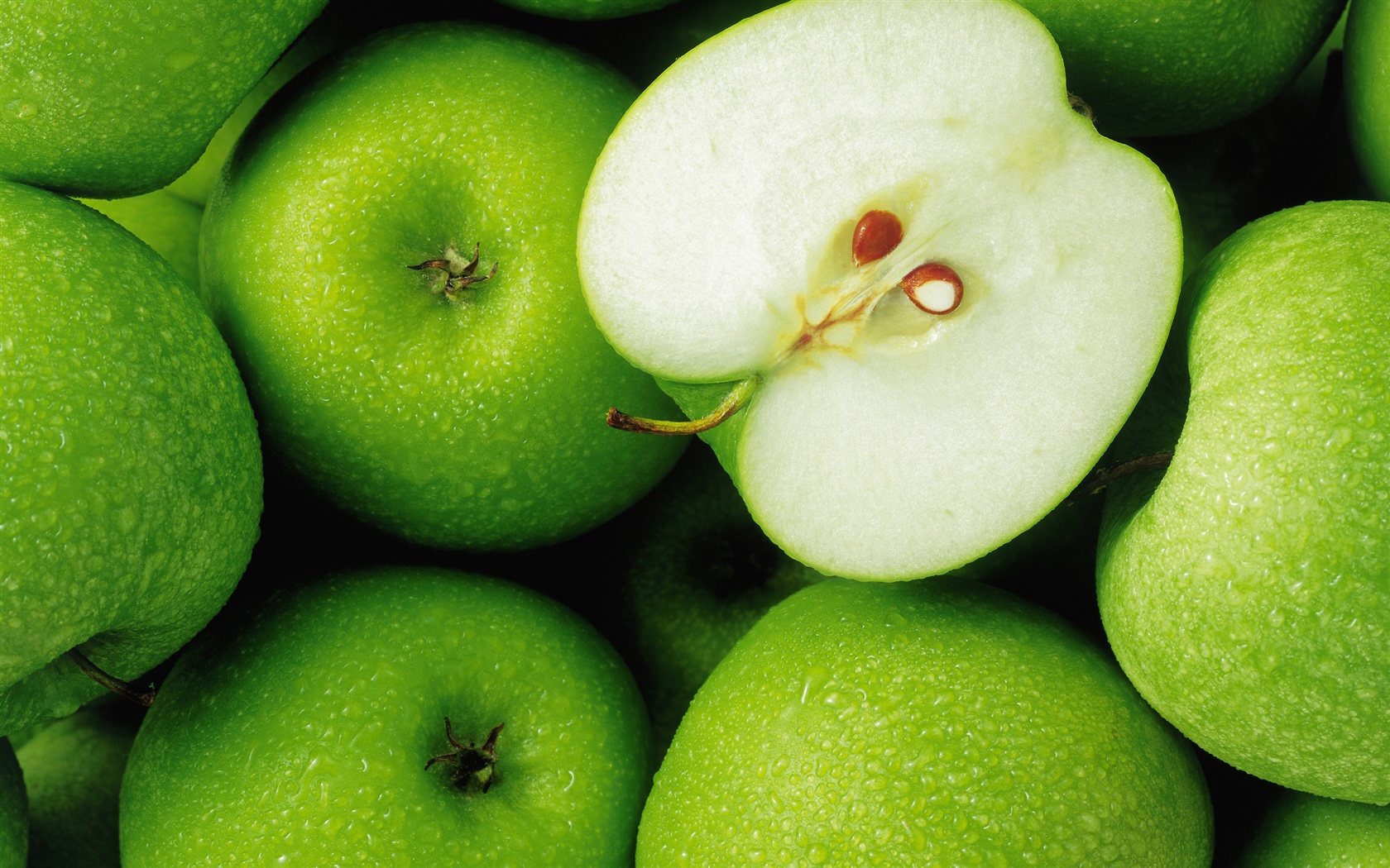 Green-apple-fruit-close-up-photography_1680x1050.jpg : Apple